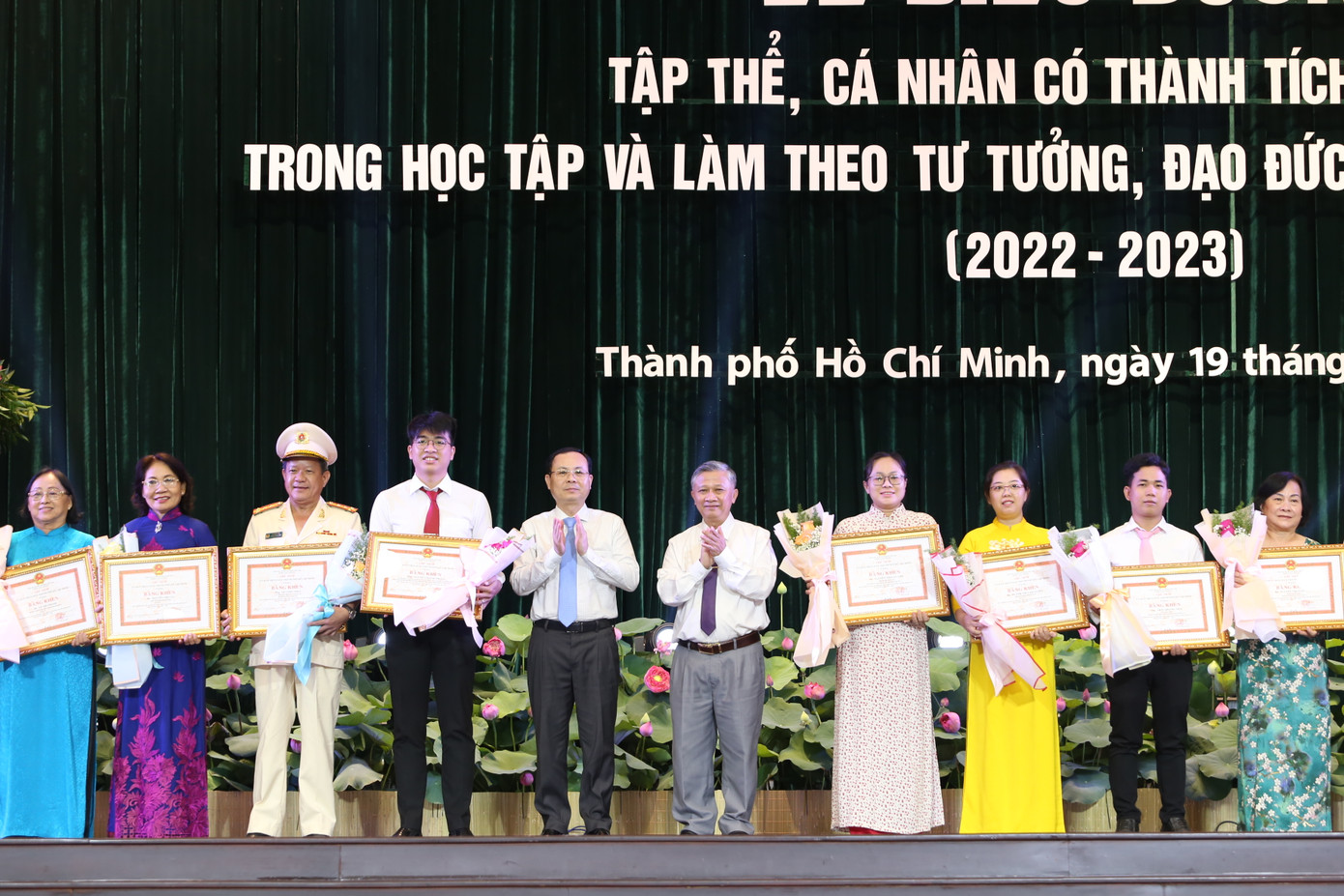 Dịp này, thành phố tôn vinh, biểu dương 118 tập thể và 184 cá nhân tiêu biểu.