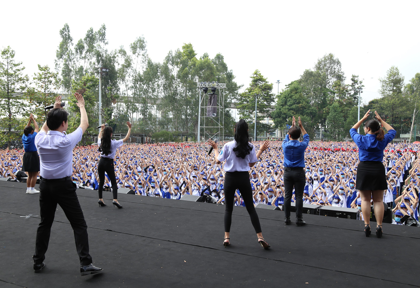 Chương trình đồng diễn có sự tham gia của hơn 5.200 sinh viên, đoàn viên thanh niên. Các bạn trẻ thực hiện động tác đồng bộ trên nền nhạc Quốc ca và Bài ca sinh viên (nhạc sĩ Mai Trâm sáng tác) - ca khúc chính thức của Hội Sinh viên Việt Nam.