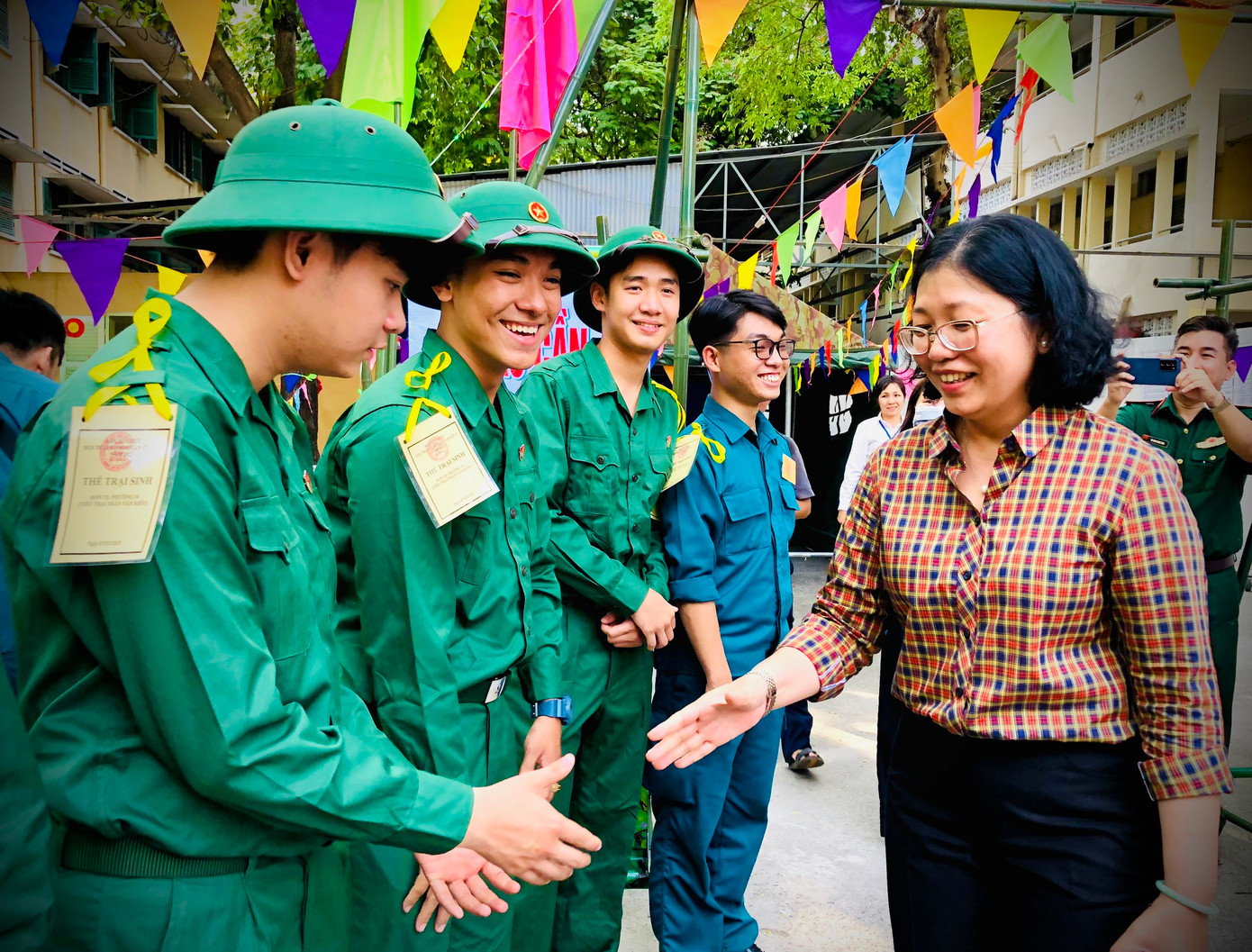 Bí thư Quận ủy Quận 5 Huỳnh Ngọc Nữ Phương Hồng động viên tân binh quận nhà trước ngày nhập ngũ. Ảnh: Minh Đức