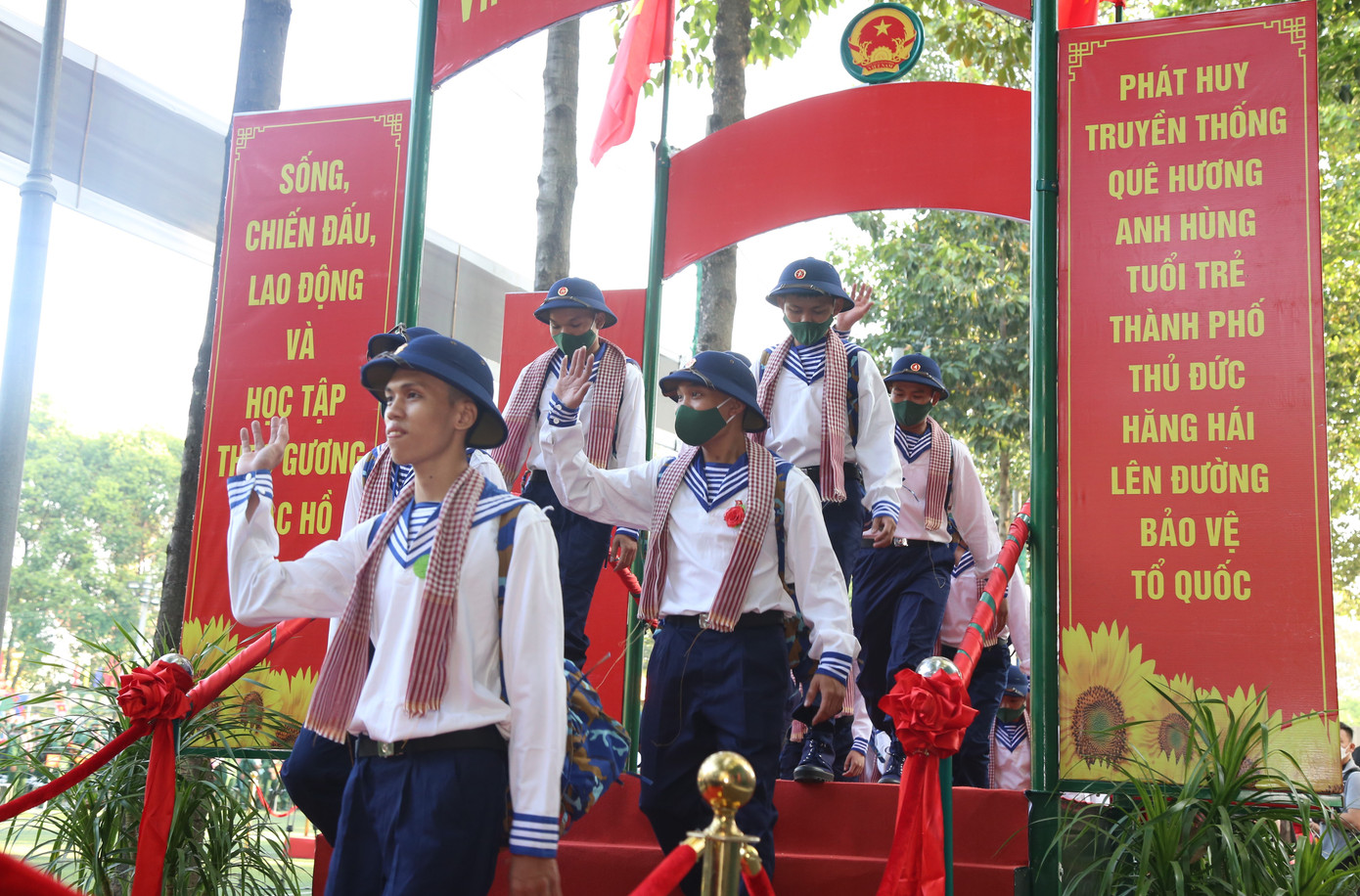 Tân binh bước lên đài vinh quang, bắt đầu hành trình học tập, rèn luyện trong môi trường quân ngũ.