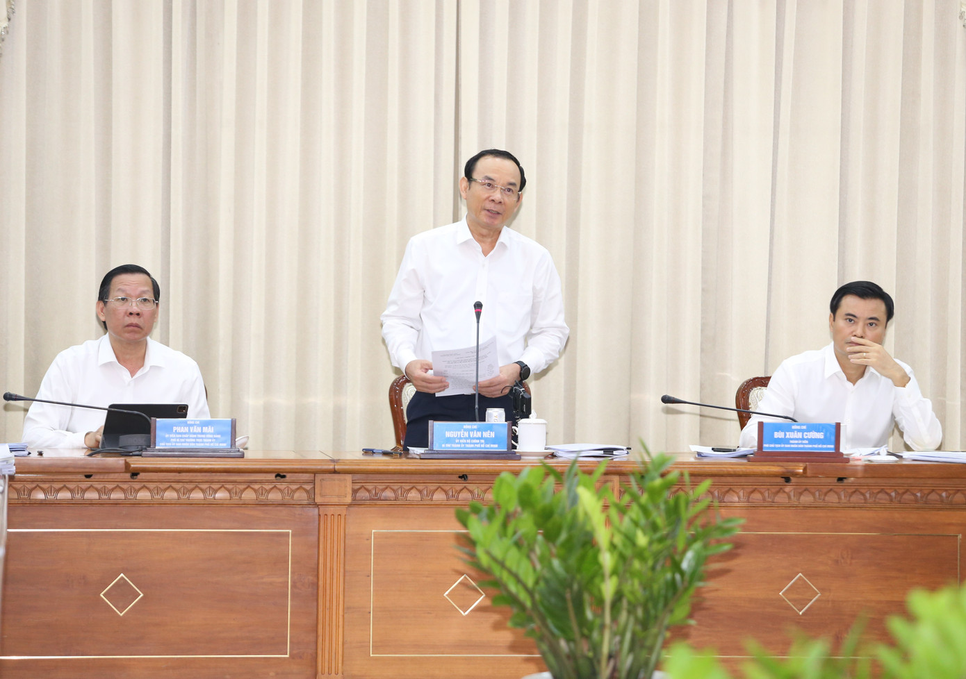 Tại cuộc họp, Bí thư Thành ủy TPHCM Nguyễn Văn Nên đề nghị các sở ban ngành thành phố đi sâu chỉ rõ những tồn tại và hành động khắc phục bằng giải pháp cụ thể nhằm quyết tâm bù lại trong 3 quý còn lại.