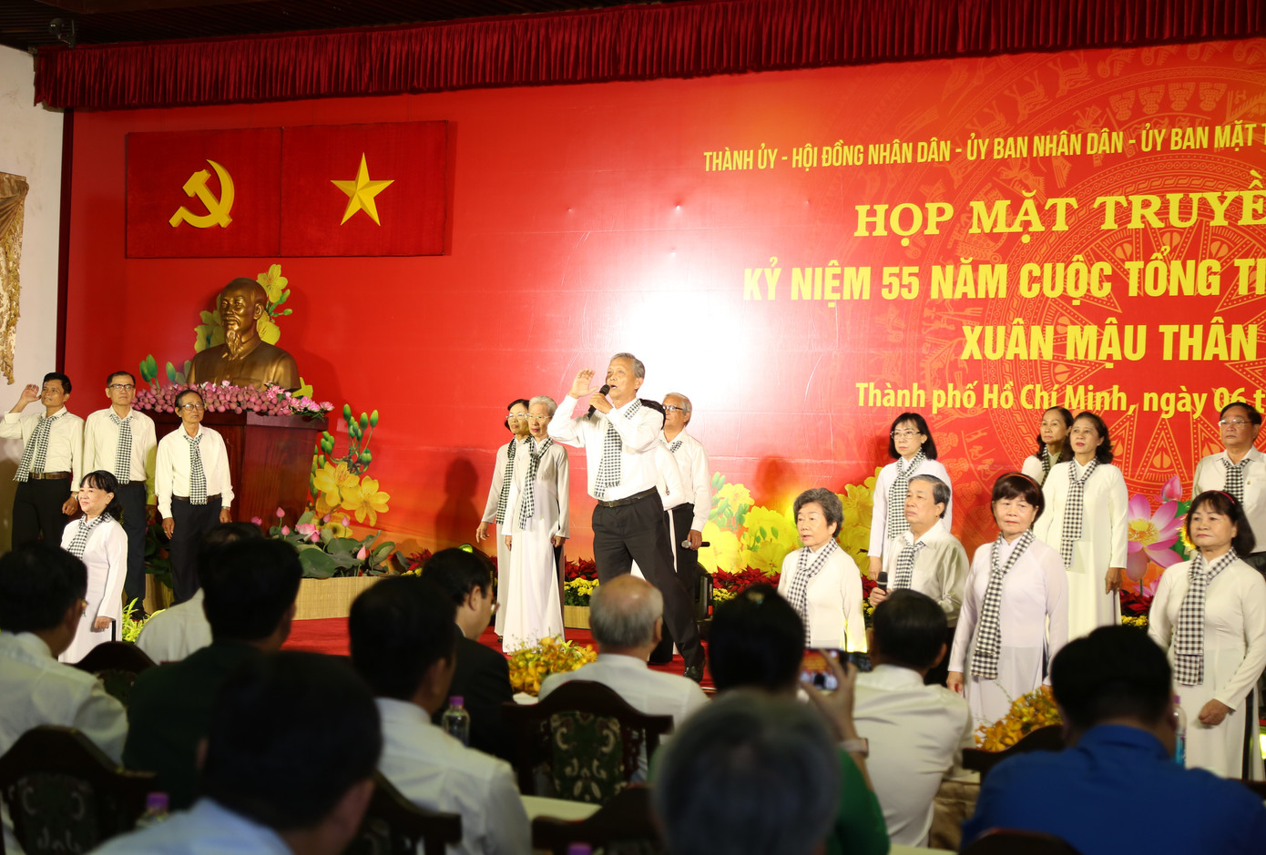 Các cô chú thành viên Câu lạc bộ Truyền thống kháng chiến góp tiếng hát gợi nhắc những năm tháng đấu tranh oanh liệt.