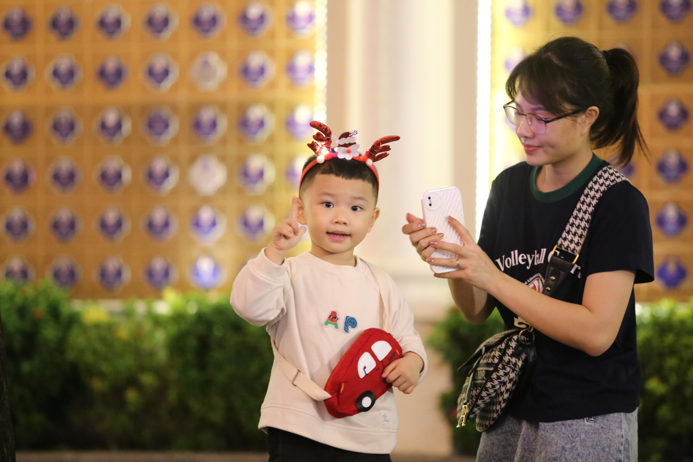 Em bé cùng người thân đi chơi Noel sớm. Em bé cùng người thân đi chơi Noel sớm.