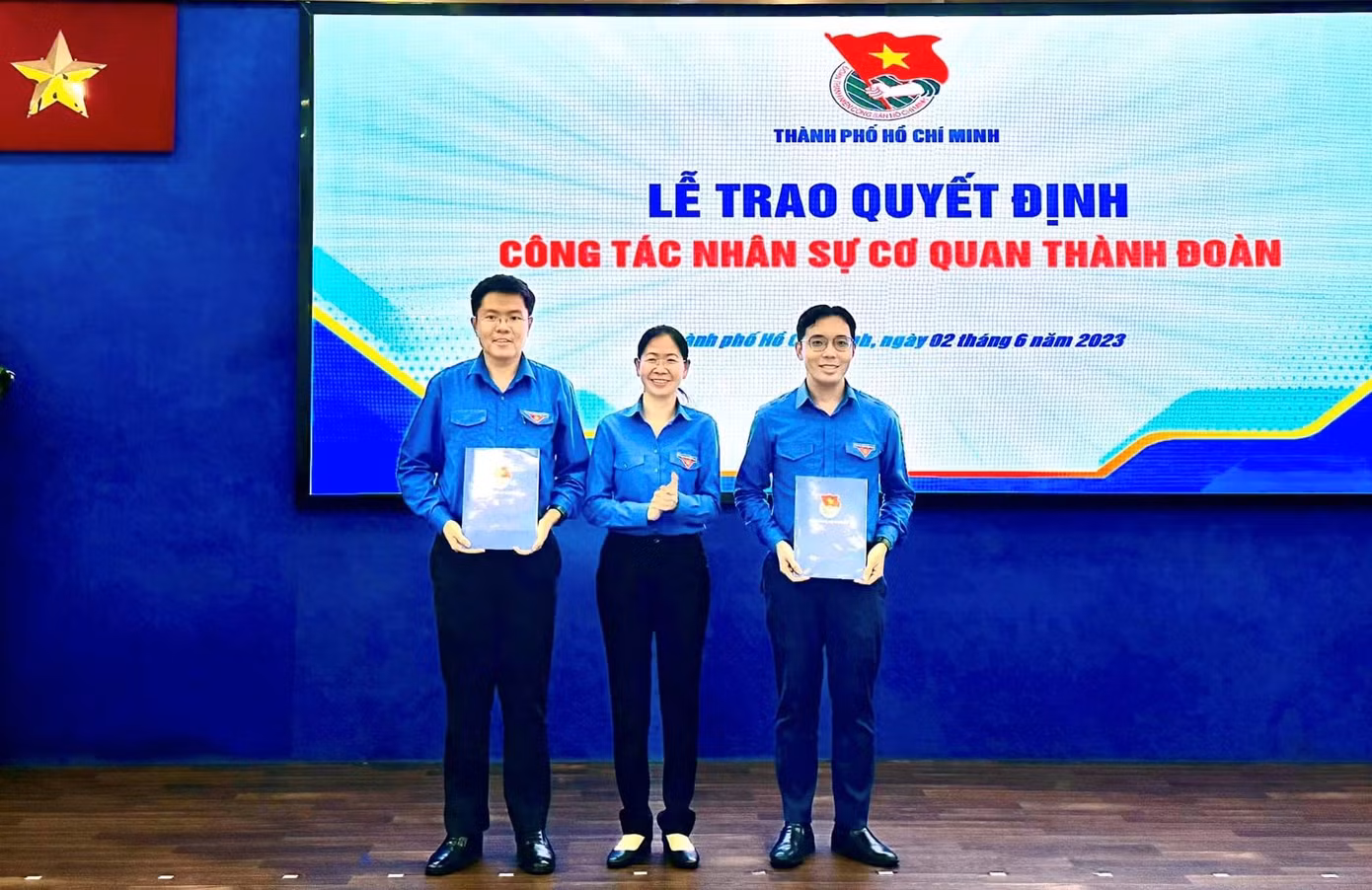 Bí thư Thành Đoàn TPHCM Phan Thị Thanh Phương trao quyết định điều động, bổ nhiệm cho anh Nguyễn Tất Toàn (bìa phải) và anh Nguyễn Đăng Khoa. Ảnh: Thành Đoàn TPHCM