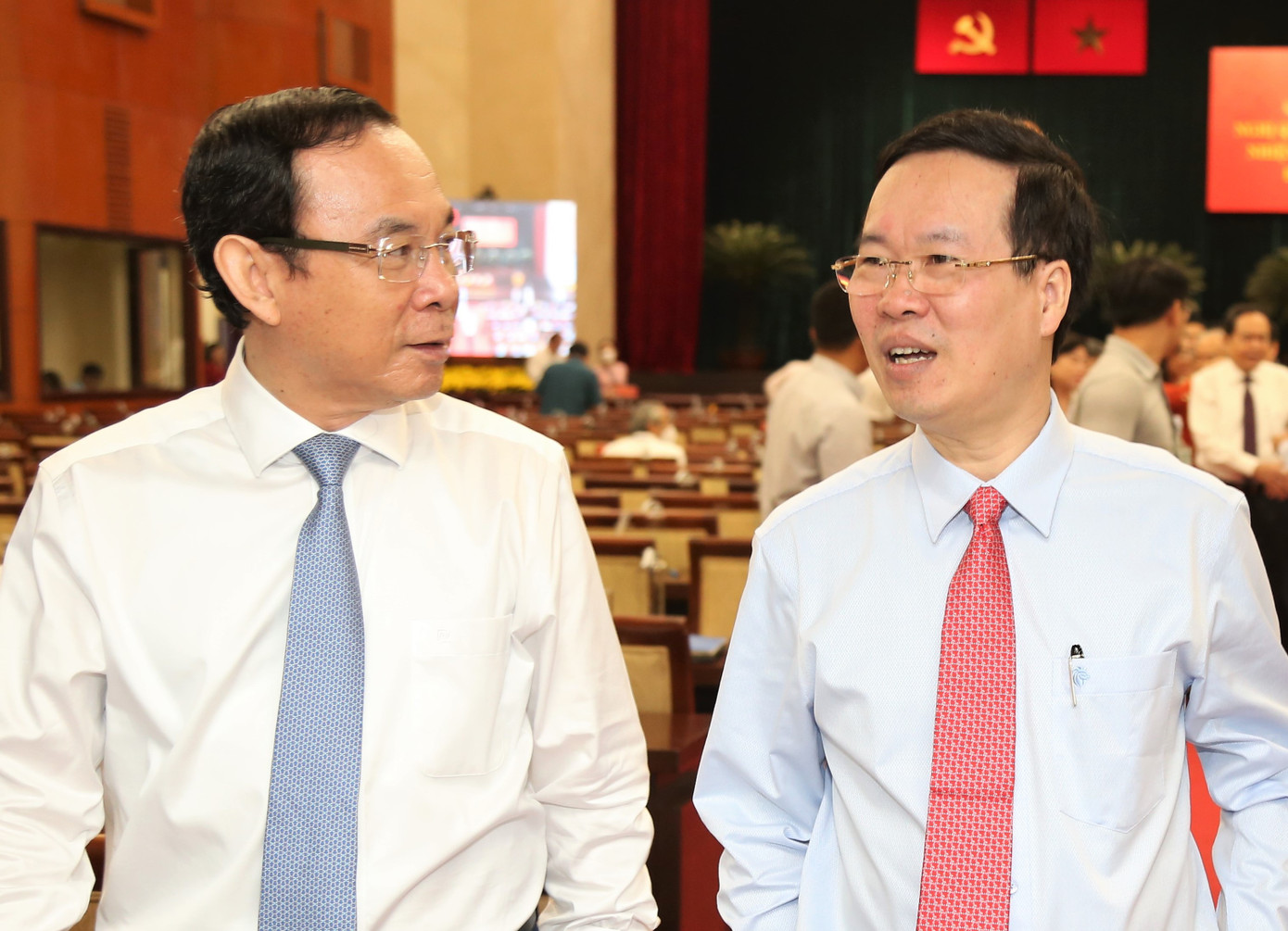 Thường trực Ban Bí thư Võ Văn Thưởng trao đổi với Bí thư Thành ủy TPHCM Nguyễn Văn Nên bên lề hội nghị. Thường trực Ban Bí thư Võ Văn Thưởng trao đổi với Bí thư Thành ủy TPHCM Nguyễn Văn Nên bên lề hội nghị.