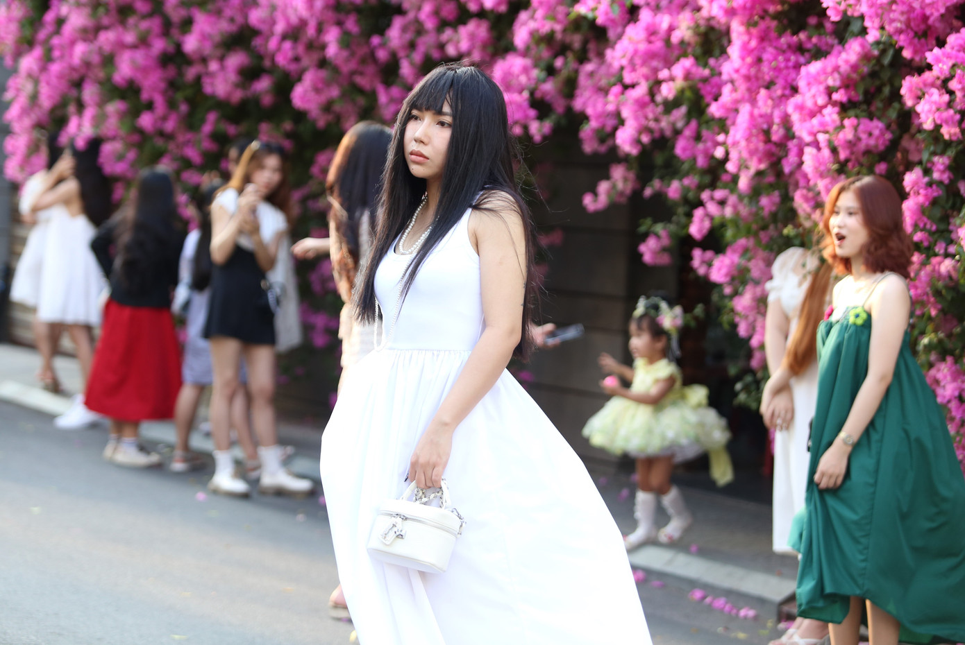 Thời điểm thu hút các bạn trẻ đến khoe dáng tại cung đường hoa giấy là sau 16h chiều mỗi ngày, khi tiết trời bớt nắng gắt. Thời điểm thu hút các bạn trẻ đến khoe dáng tại cung đường hoa giấy là sau 16h chiều mỗi ngày, khi tiết trời bớt nắng gắt.