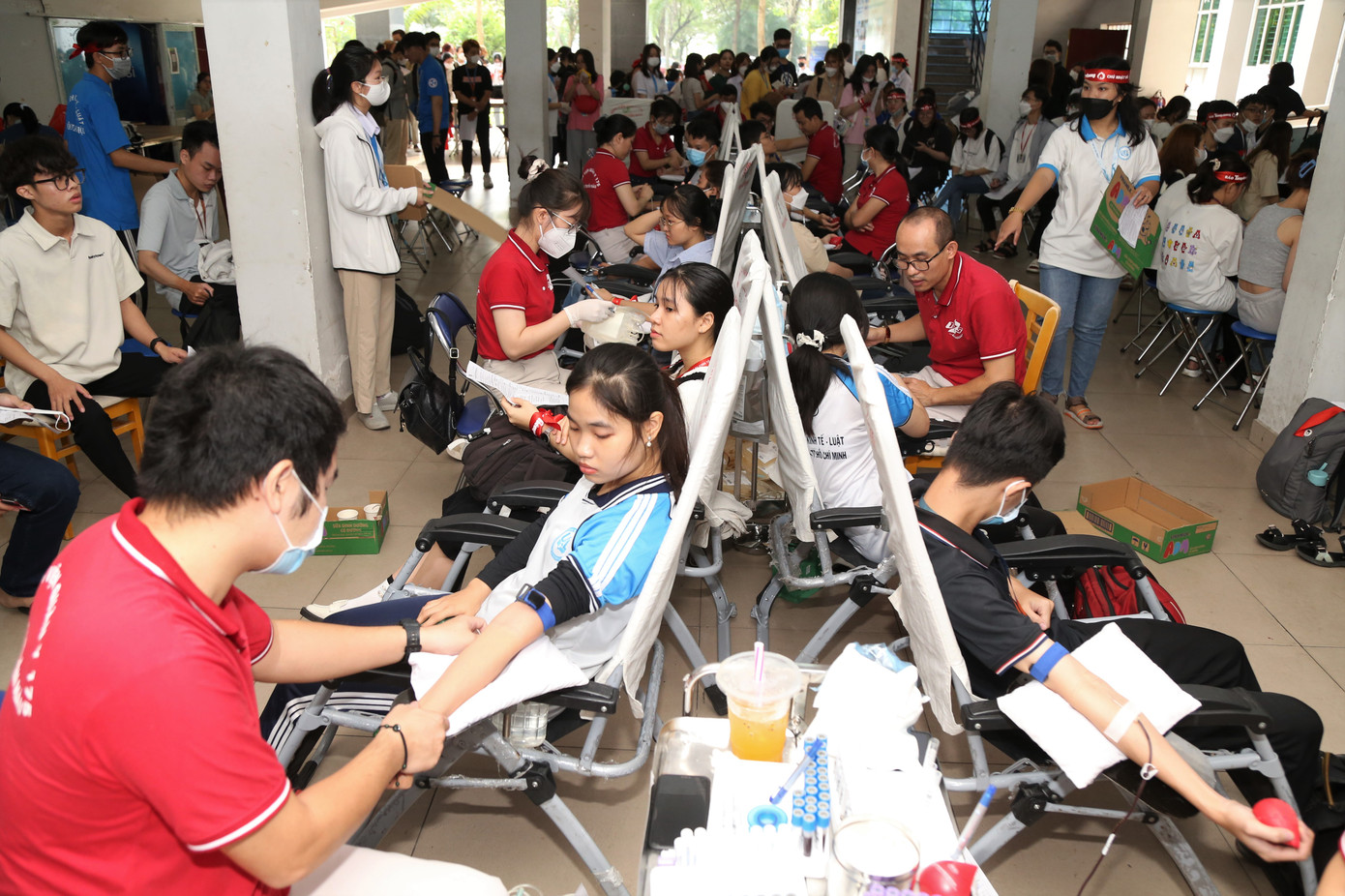 Từ sáng sớm, các bạn sinh viên nhà trường đã hăng hái đăng ký, kiểm tra sức khỏe trước khi chia sẻ giọt máu của mình.