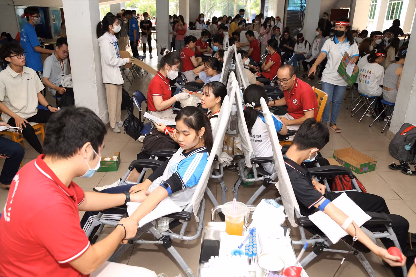 Từ sáng sớm, các bạn sinh viên nhà trường đã hăng hái đăng ký, kiểm tra sức khỏe trước khi chia sẻ giọt máu của mình.