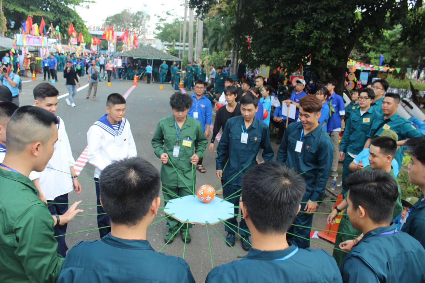 Bạn trẻ hòa chung niềm hân hoan với các trò chơi dân gian.