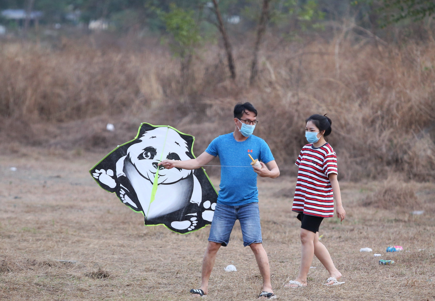 Những con diều đủ mọi kích thước, kiểu dáng được chủ nhân thả vào trời xanh sau ít phút chạy đà, buông dây.