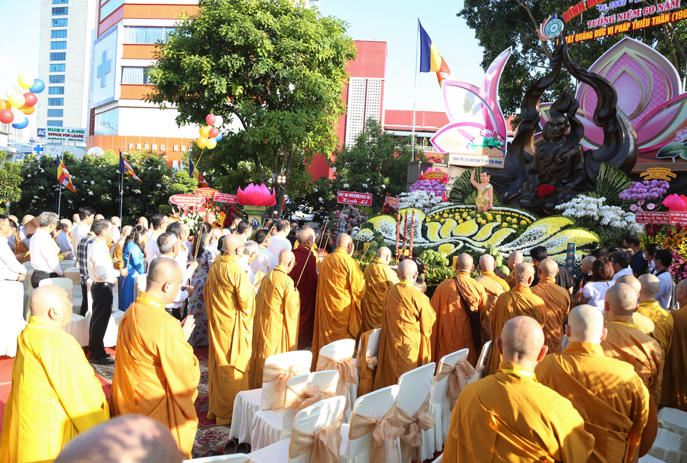 Ngay từ sáng sớm, các vị giáo phẩm, chư tôn đức, tăng ni cùng hàng trăm phật tử có mặt tại công viên tượng đài Bồ Tát Thích Quảng Đức (quận 3) để tham gia các nghi thức chương trình lễ.