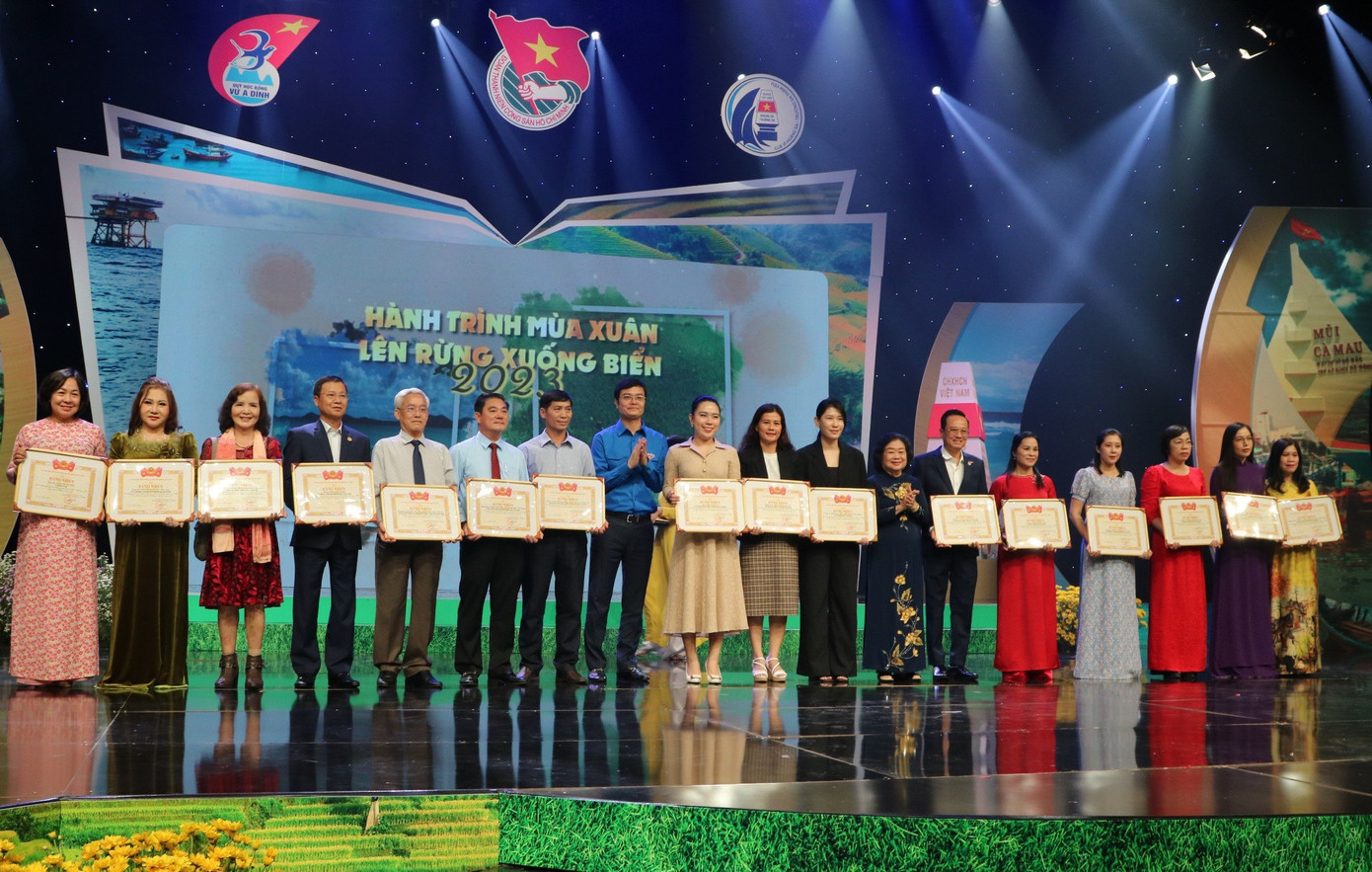 Anh Bùi Quang Huy cùng nguyên Phó Chủ tịch nước Trương Mỹ Hoa trao bằng khen T.Ư Đoàn cho các tập đơn vị đồng hành với quỹ và CLB. Ảnh: Lê Thanh