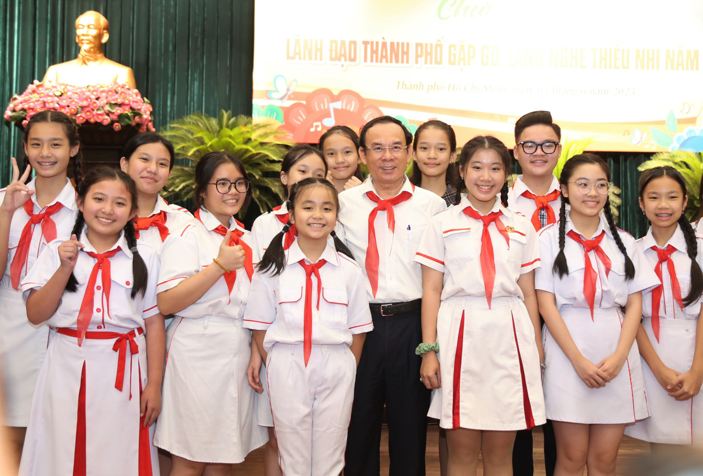 Bí thư Thành ủy TPHCM Nguyễn Văn Nên cùng các đại biểu thiếu nhi. Bí thư Thành ủy TPHCM Nguyễn Văn Nên cùng các đại biểu thiếu nhi.