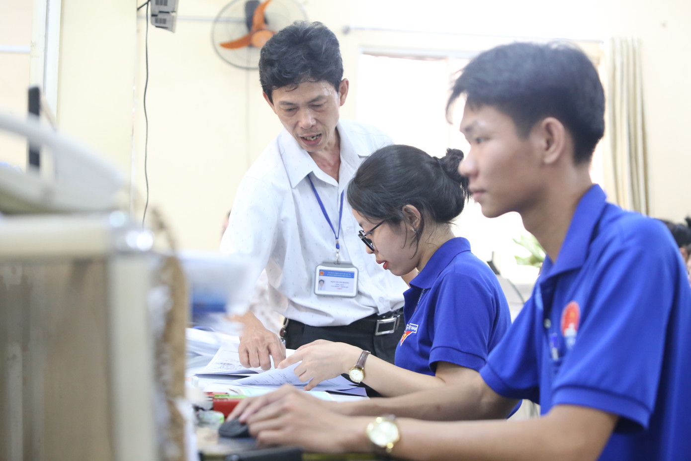 Tham gia hỗ trợ giải quyết thủ tục hành chính tại địa phương, các bạn trẻ cũng có cơ hội cọ xát, trải nghiệm sớm công việc tương lai.