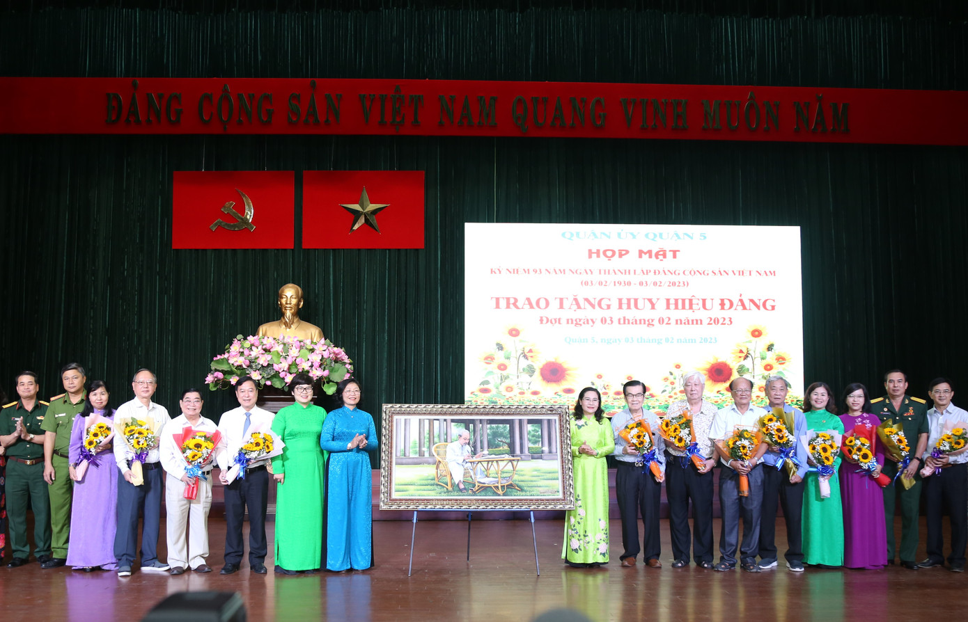 Dịp này, Đảng bộ quận 5 đón nhận bức tranh Bác Hồ do Ủy ban MTTQ Việt Nam và các Hội quán người Hoa tại quận 5 trao tặng. Ảnh: Ngô Tùng