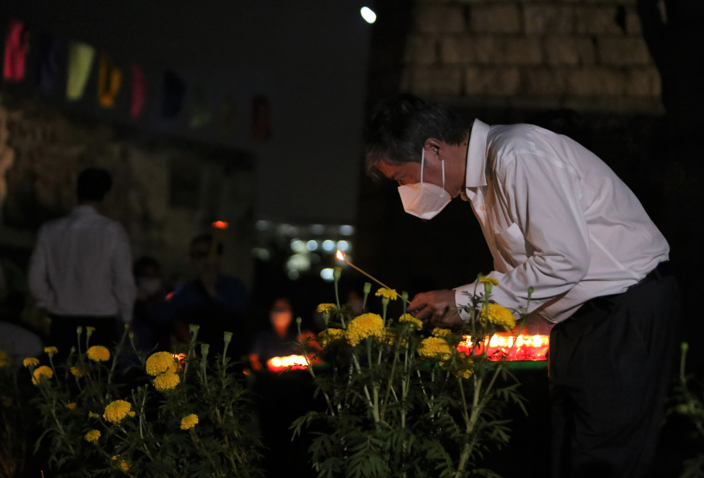 Nguyên Phó Bí thư Thường trực Thành ủy TPHCM Nguyễn Văn Đua thắp hương tưởng nhớ các anh hùng liệt sĩ.