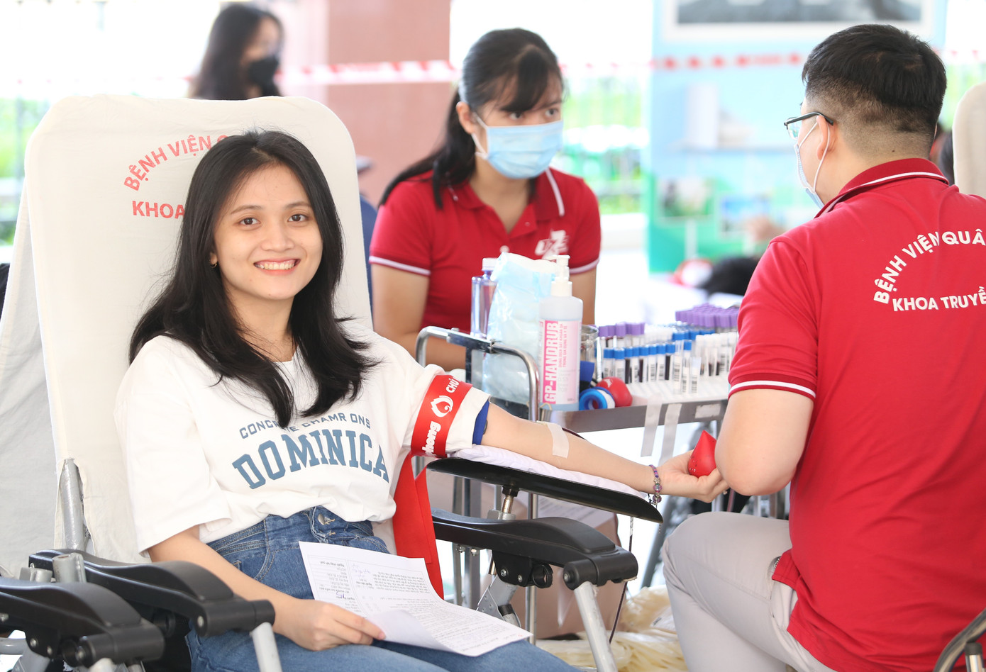 Nguyễn Thị Trúc Quyên (Trường Đại học Công nghiệp thực phẩm TPHCM) được bạn rủ đến Chủ nhật Đỏ từ khá sớm, dù nơi ở của hai cô bạn cách nơi diễn ra chương trình khoảng 20km. Đây cũng là lần đầu tiên Trúc Quyên hiến máu. "Bản thân mình muốn làm điều có ích thì thực hiện ở đâu cũng được. Cho máu để cứu sống một ai đó là việc làm ý nghĩa nên bản thân muốn góp một phần nào đó, với mình thì không đáng là bao nhưng với mọi người thì cả một mạng sống”, Trúc Quyên bộc bạch. Nguyễn Thị Trúc Quyên (Trường Đại học Công nghiệp thực phẩm TPHCM) được bạn rủ đến Chủ nhật Đỏ từ khá sớm, dù nơi ở của hai cô bạn cách nơi diễn ra chương trình khoảng 20km. Đây cũng là lần đầu tiên Trúc Quyên hiến máu. "Bản thân mình muốn làm điều có ích thì thực hiện ở đâu cũng được. Cho máu để cứu sống một ai đó là việc làm ý nghĩa nên bản thân muốn góp một phần nào đó, với mình thì không đáng là bao nhưng với mọi người thì cả một mạng sống”, Trúc Quyên bộc bạch.