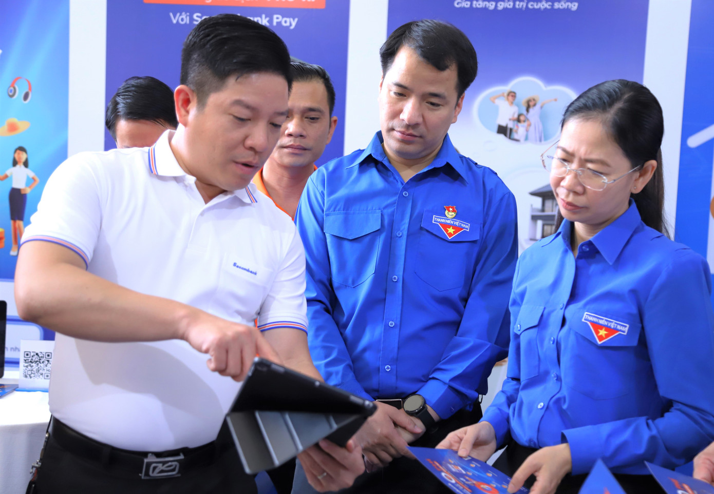 Bí thư T.Ư Đoàn Ngô Văn Cương (giữa) và Bí thư Thành Đoàn TPHCM Phan Thị Thanh Phương tham quan không gian chuyển đổi số và trải nghiệm công nghệ.