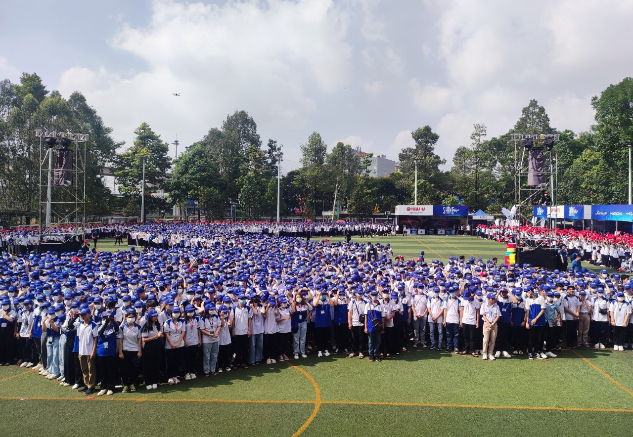 Hơn 5.000 sinh viên đồng diễn trên sân cỏ nhân tạo của trường.