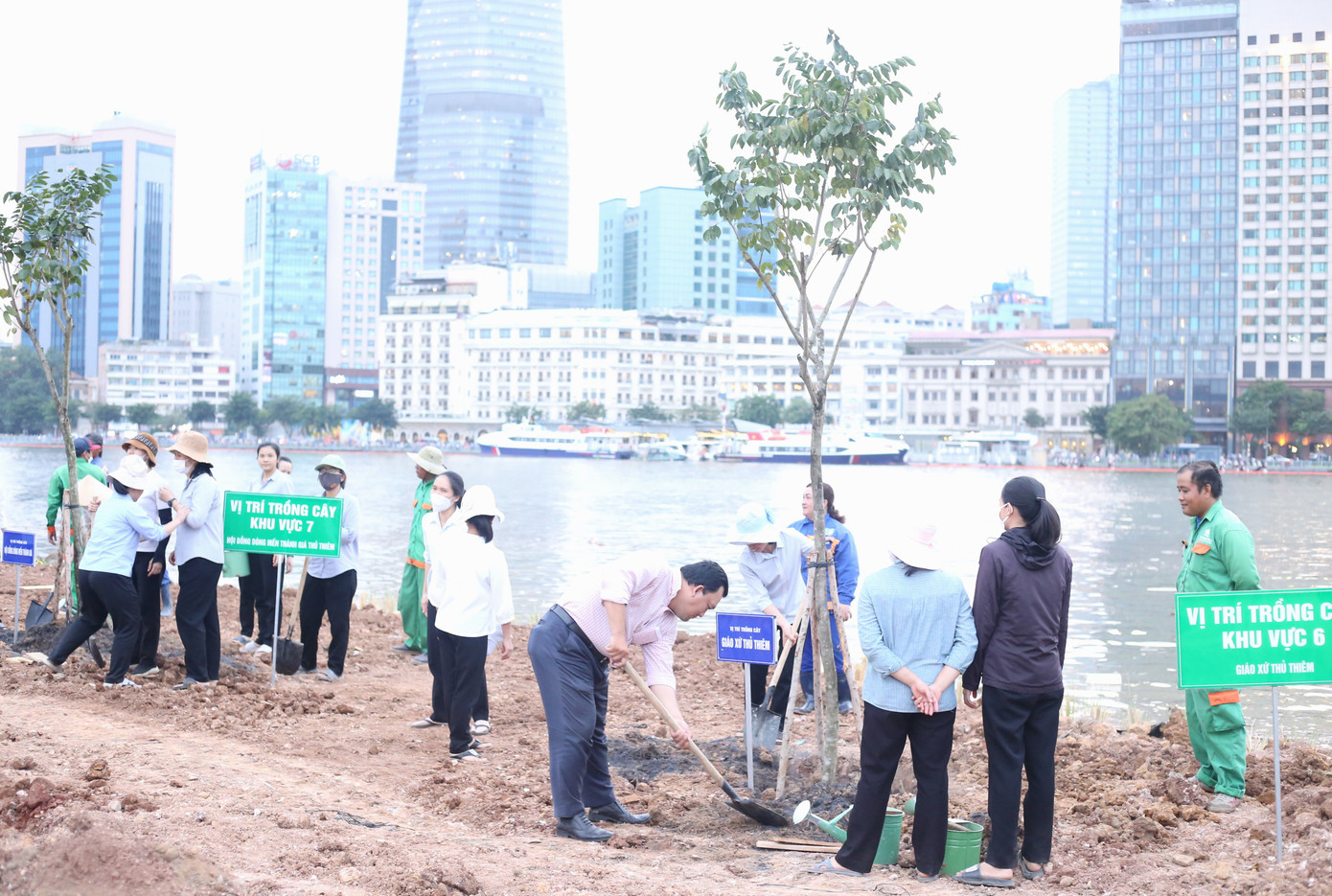 Cùng với các hạng mục chỉnh trang, những ngày qua, lực lượng chức năng cùng các đơn vị thi công đã tích cực chuẩn bị trồng 15.000 cây hoa hướng dương tại khu vực bờ sông Sài Gòn. Đây sẽ là biểu tượng mới của TP. Thủ Đức trong dịp Tết đang đến gần. Ảnh: Ngô Tùng
