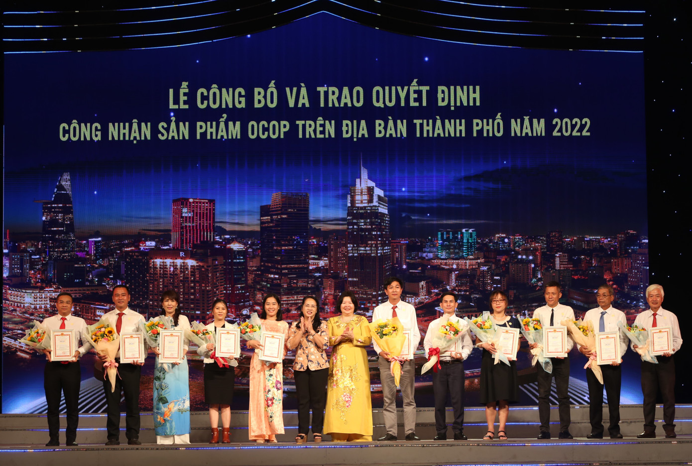 Các doanh nghiệp được trao chứng nhận OCOP TPHCM năm 2022.