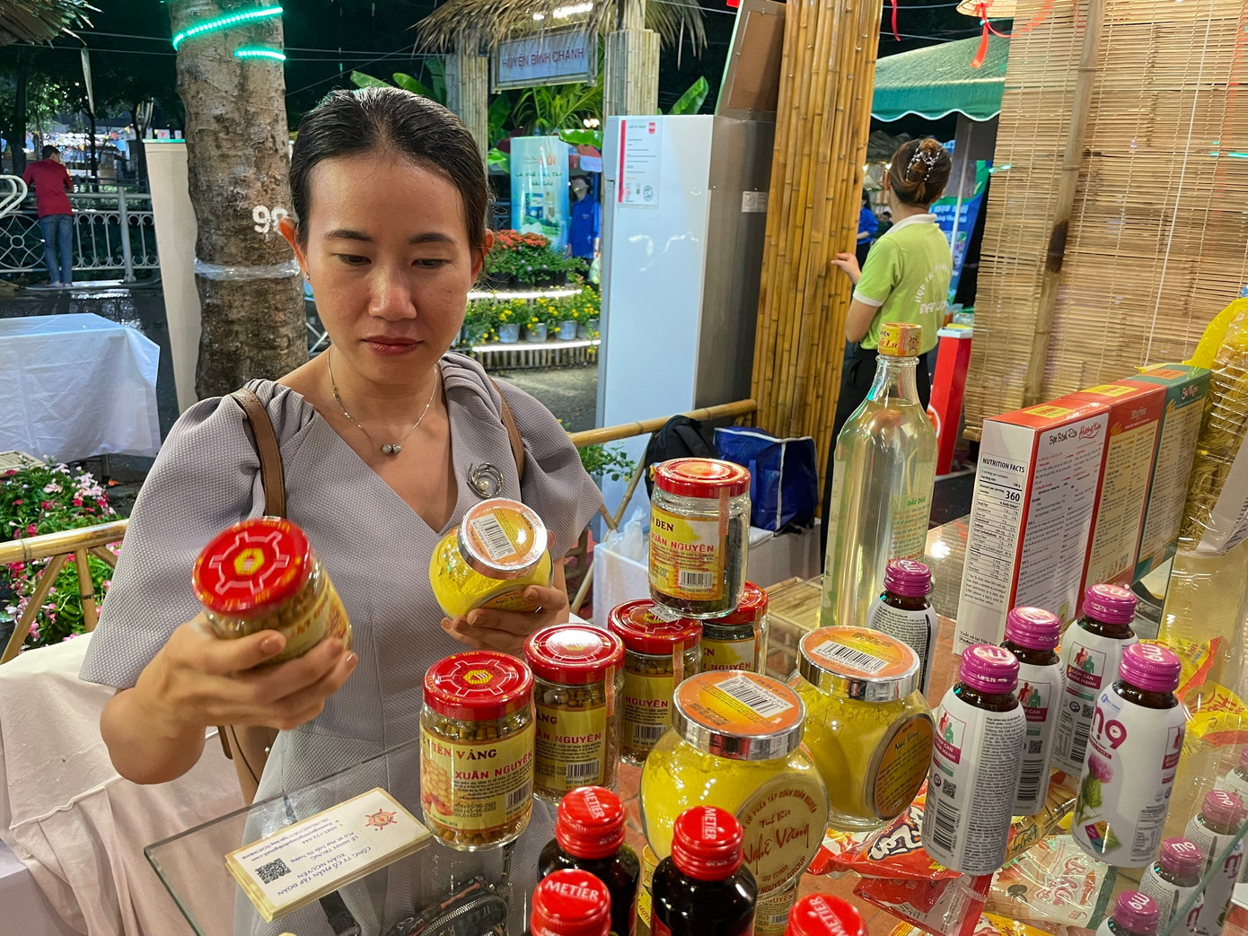 Người tiêu dùng tìm hiểu các sản phẩm OCOP.