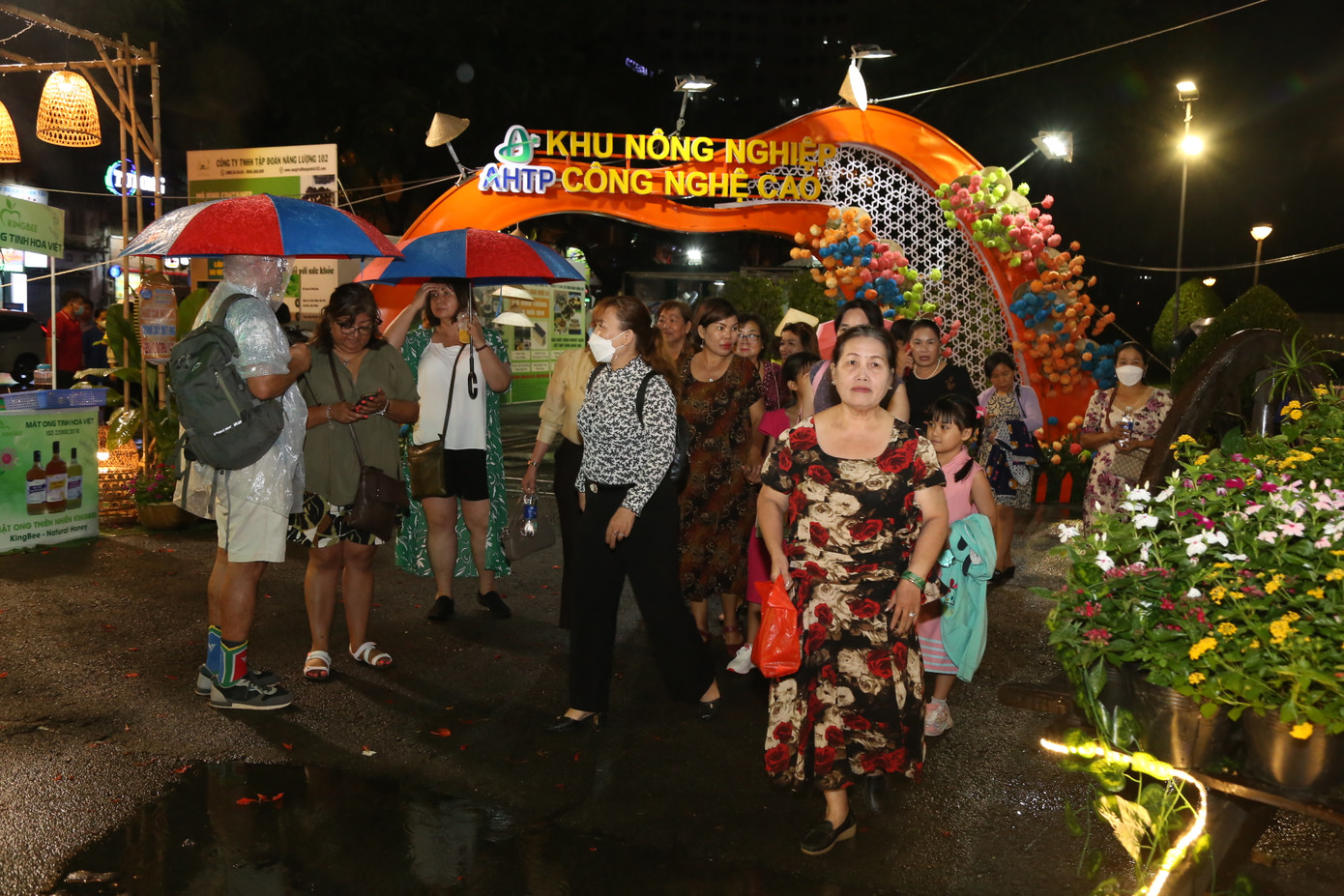 Người dân TPHCM đội mưa tham quan không gian triển lãm các sản phẩm OCOP tối 30/6.