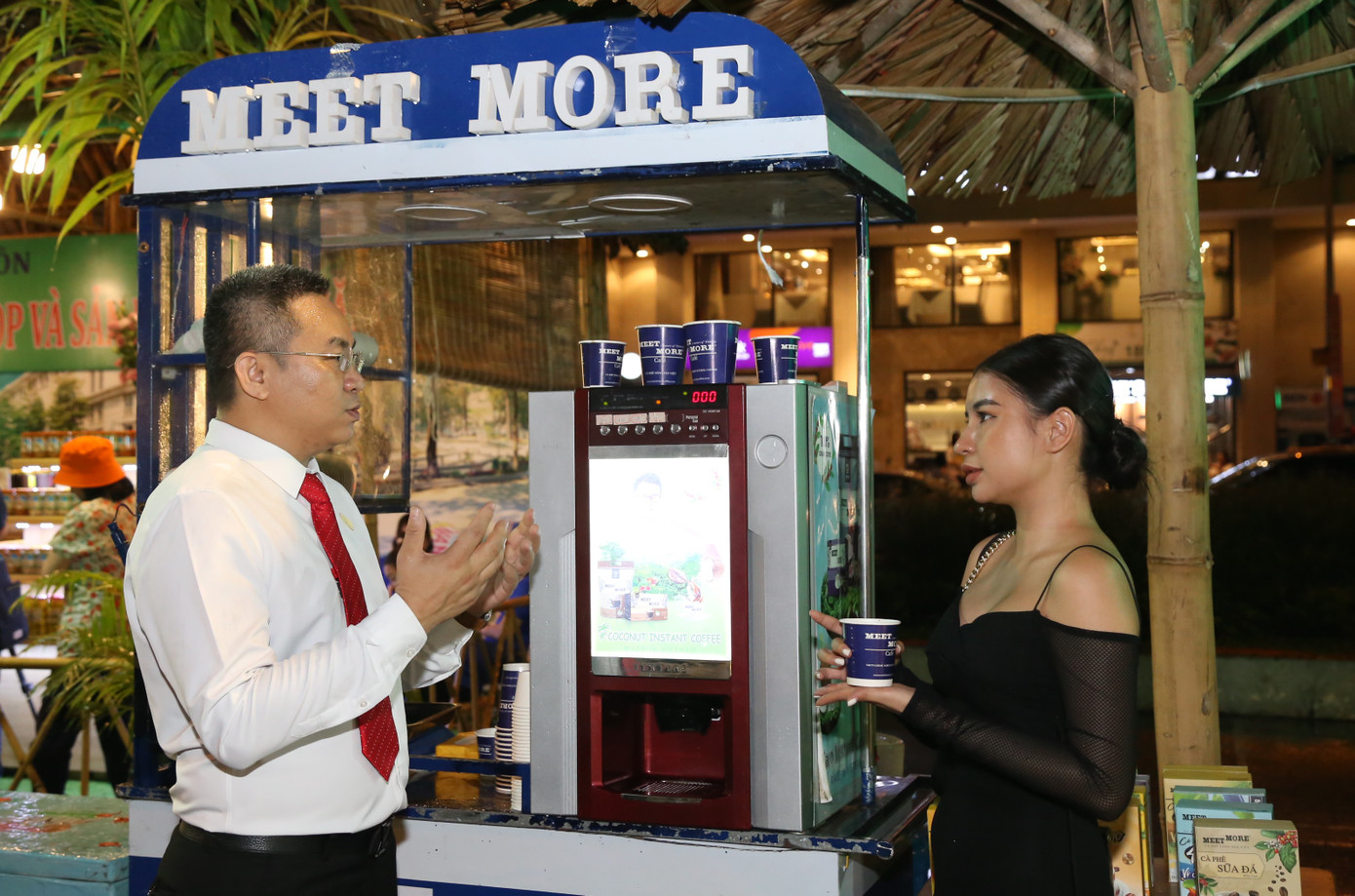 Doanh nghiệp giới thiệu sản phẩm OCOP đến khách hàng.