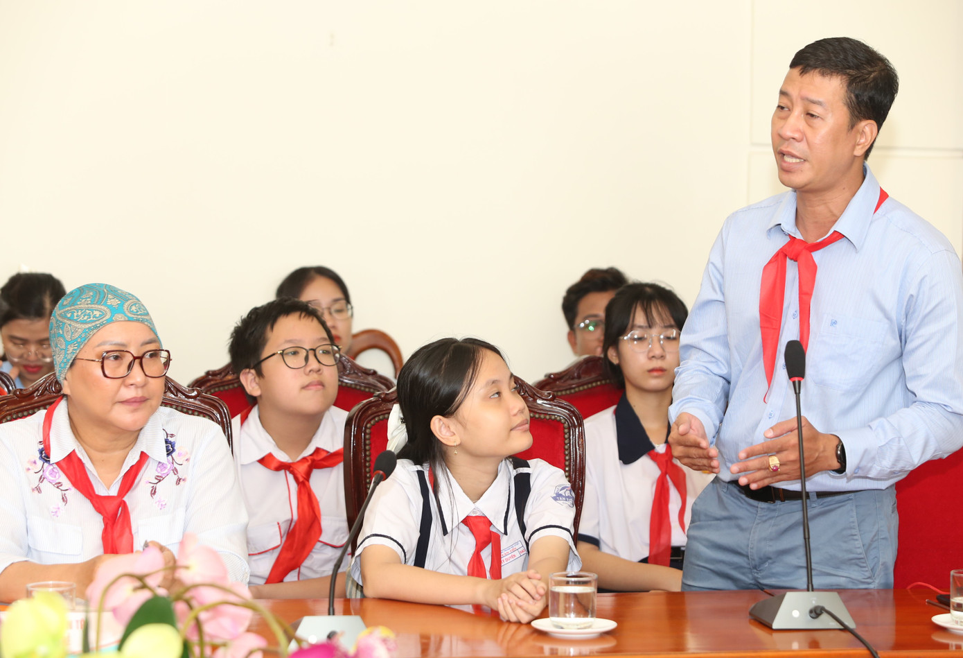 Trung tá Nguyễn Đào Minh Huy nhắn gửi với bạn nhỏ. Trung tá Nguyễn Đào Minh Huy nhắn gửi với bạn nhỏ.