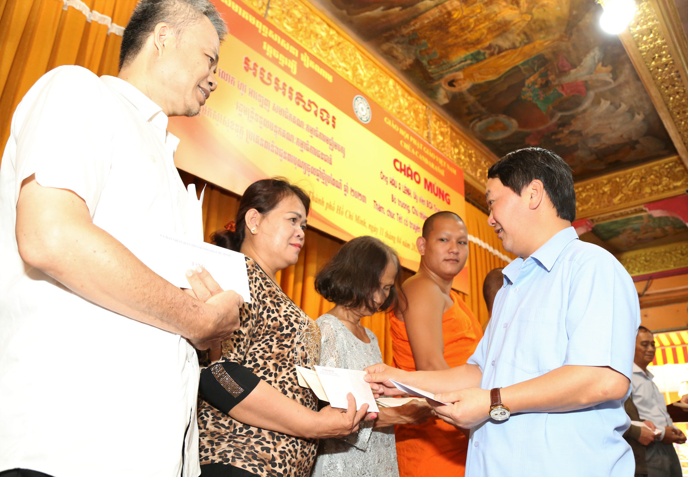 Chủ nhiệm Ủy ban Dân tộc Hầu A Lềnh trao quà mừng năm mới đến các sư sãi, Phật tử tại chùa Candaransi. Ảnh: Ngô Tùng Chủ nhiệm Ủy ban Dân tộc Hầu A Lềnh trao quà mừng năm mới đến các sư sãi, Phật tử tại chùa Candaransi. Ảnh: Ngô Tùng