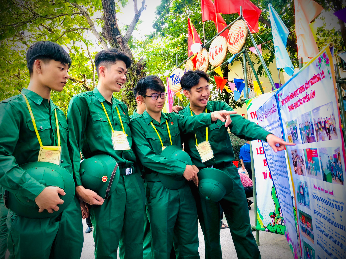 Thanh niên quận 5 hào hứng tham gia ngày hội tòng quân. Ảnh: Minh Đức