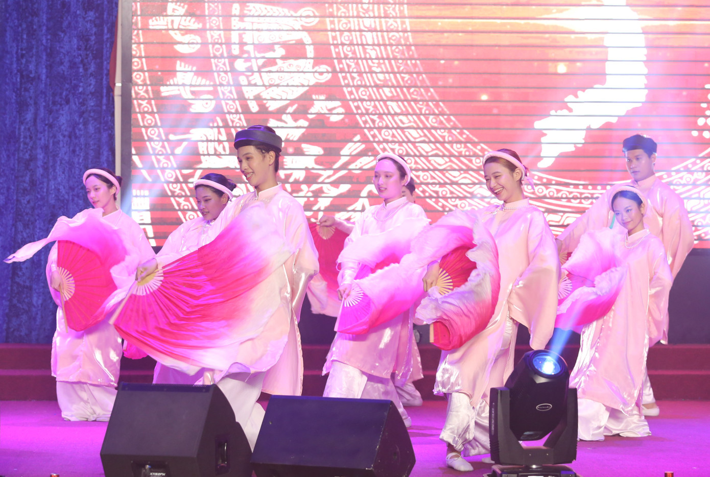 Tối 9/11, tại Trường Đại học Sư phạm TPHCM đã diễn ra vòng lưu diễn “On stages” khu vực 4 chương trình “Hành trình bài ca sinh viên” năm 2023.