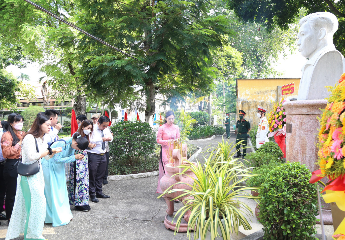 Đại biểu dâng hương tưởng nhớ Tổng Bí thư Trần Phú và tham quan di tích Khu trại giam Bệnh viện Chợ Quán trước khi tham dự hội thảo. Ảnh: Ngô Tùng Đại biểu dâng hương tưởng nhớ Tổng Bí thư Trần Phú và tham quan di tích Khu trại giam Bệnh viện Chợ Quán trước khi tham dự hội thảo. Ảnh: Ngô Tùng