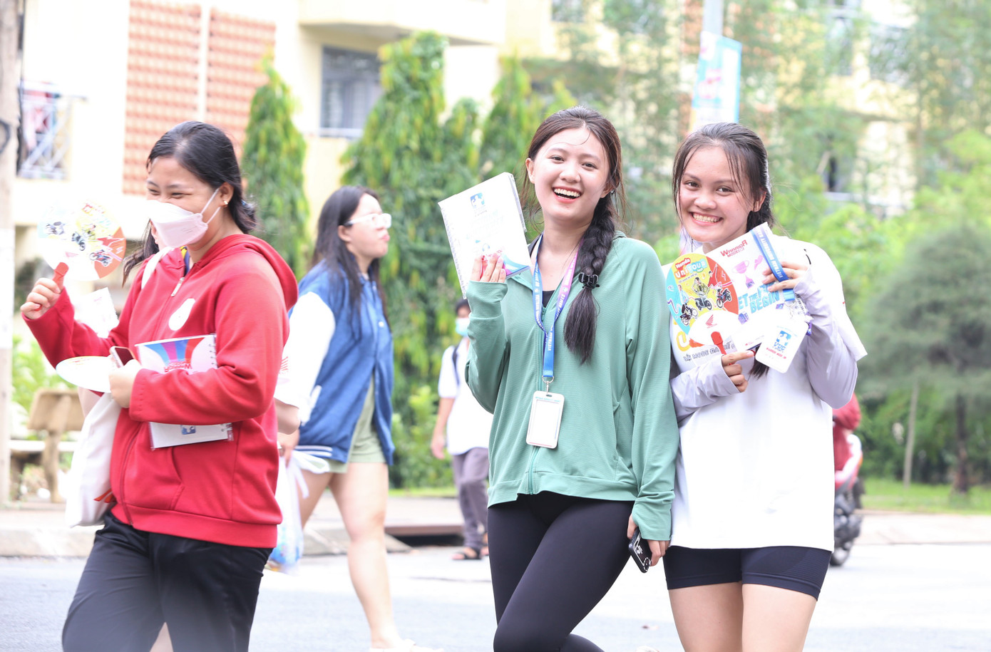 Các bạn trẻ tham gia các sân chơi và đón nhận những món quà từ Ban tổ chức.