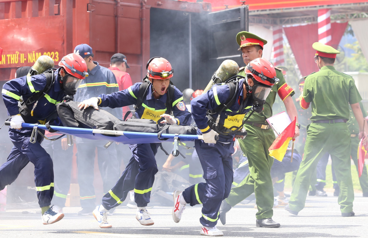 Các đội thi thể hiện kỹ năng CNCH trong môi trường có khói, khí độc.