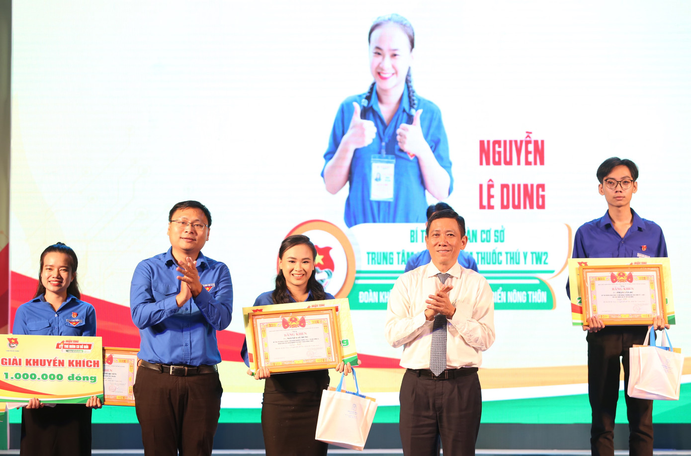 Phó Bí thư Thành Đoàn TPHCM Trương Minh Tước Nguyên trao giải Nhì cho chị Nguyễn Lê Dung. Phó Bí thư Thành Đoàn TPHCM Trương Minh Tước Nguyên trao giải Nhì cho chị Nguyễn Lê Dung.