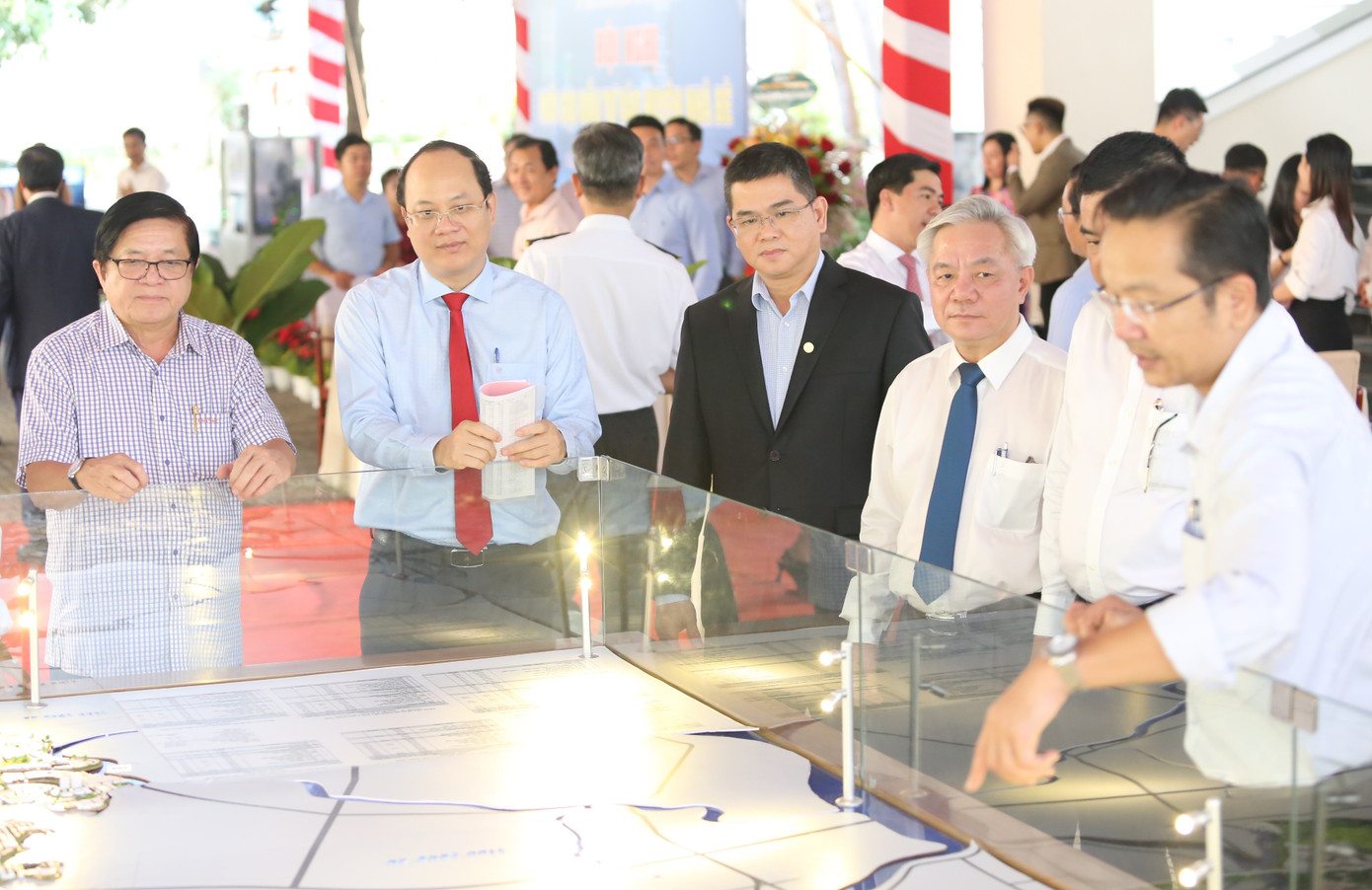 Lãnh đạo TPHCM, huyện Nhà Bè và các nhà đầu tư theo dõi sa bàn về cơ hội đầu tư tại Nhà Bè. Lãnh đạo TPHCM, huyện Nhà Bè và các nhà đầu tư theo dõi sa bàn về cơ hội đầu tư tại Nhà Bè.