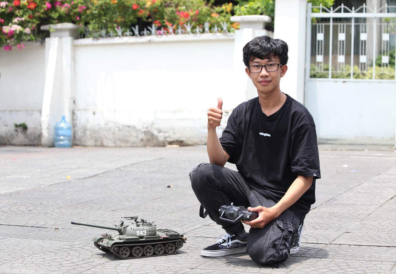 "Bình thường em điều khiển chơi ở nhà, hôm nay là ngày 30/4 nên em đem xe ra đây chơi để kỷ niệm ngày lễ đặc biệt này", Quốc Tâm chia sẻ.