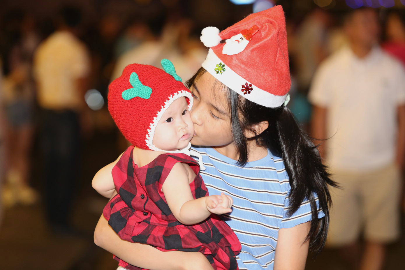 Em bé đội mũ len ông già Noel đi chơi lễ. Em bé đội mũ len ông già Noel đi chơi lễ.