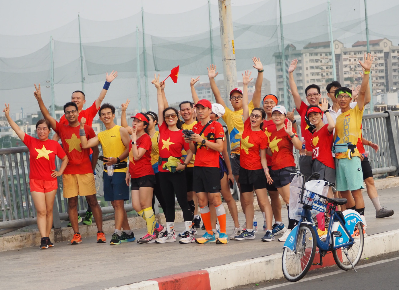 Màu cờ sắc áo của Tổ quốc lan tỏa theo những bước chạy của các thành viên. &quot;Hành trình 15km với những cây cầu hay cự ly 30,4km của mỗi runner đều là tự nguyện, nó giống như người dân thành phố biết ơn cuộc sống và chính thành phố nơi mình sinh ra, đã nuôi dưỡng nhiều thế hệ sống tử tế và yêu thương&quot;, runner Nguyễn Tiến Danh chia sẻ.