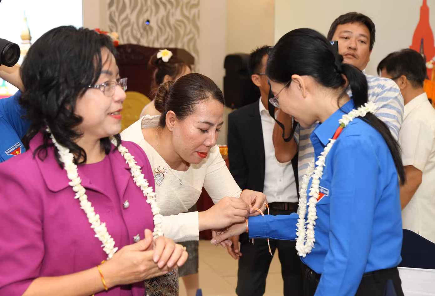 Đây là nghi lễ được sử dụng để chào đón khách với ý nghĩa chúc hạnh phúc, thành công và may mắn.