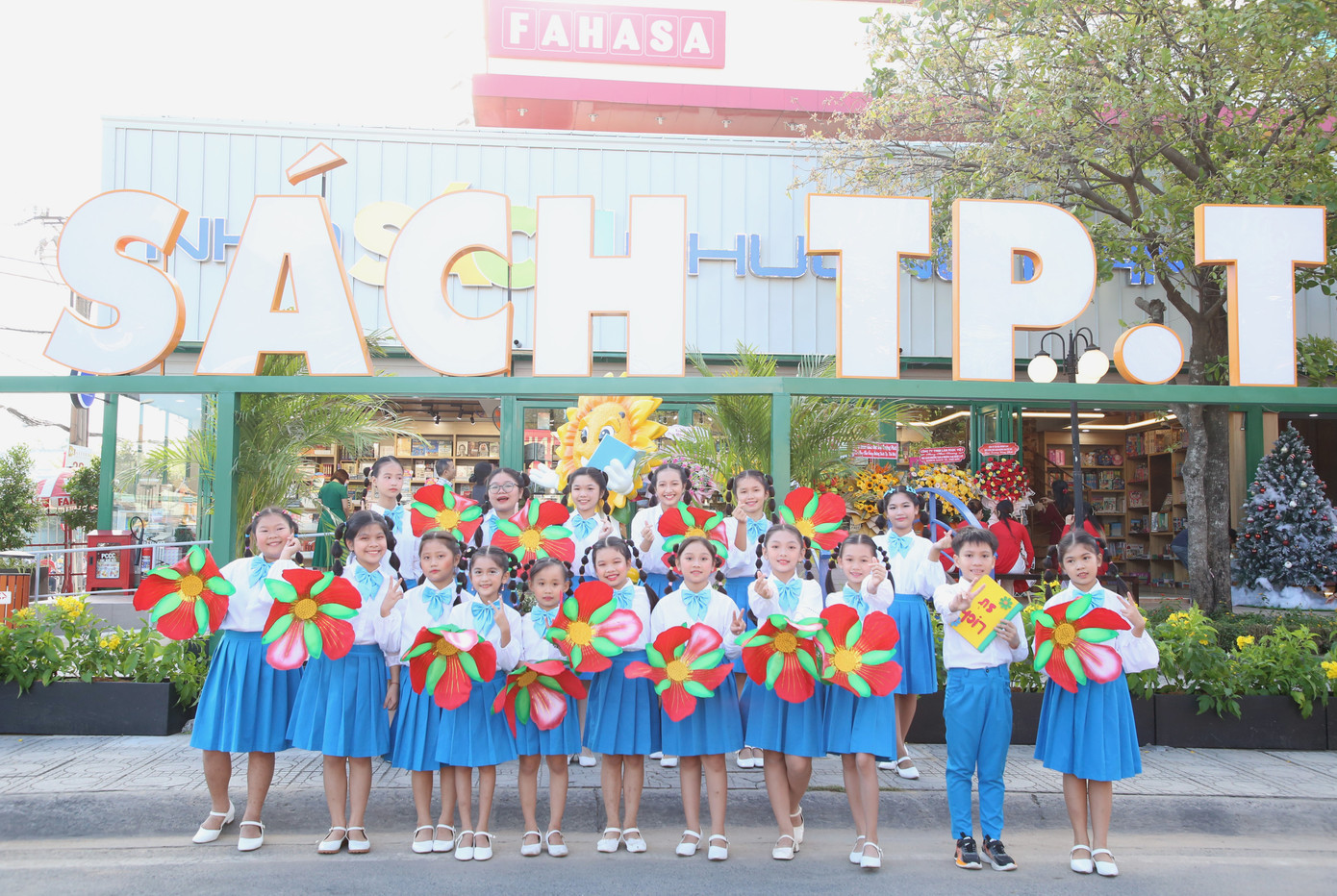 Nhóm các em nhỏ lưu niệm trong ngày đường sách đi vào hoạt động.