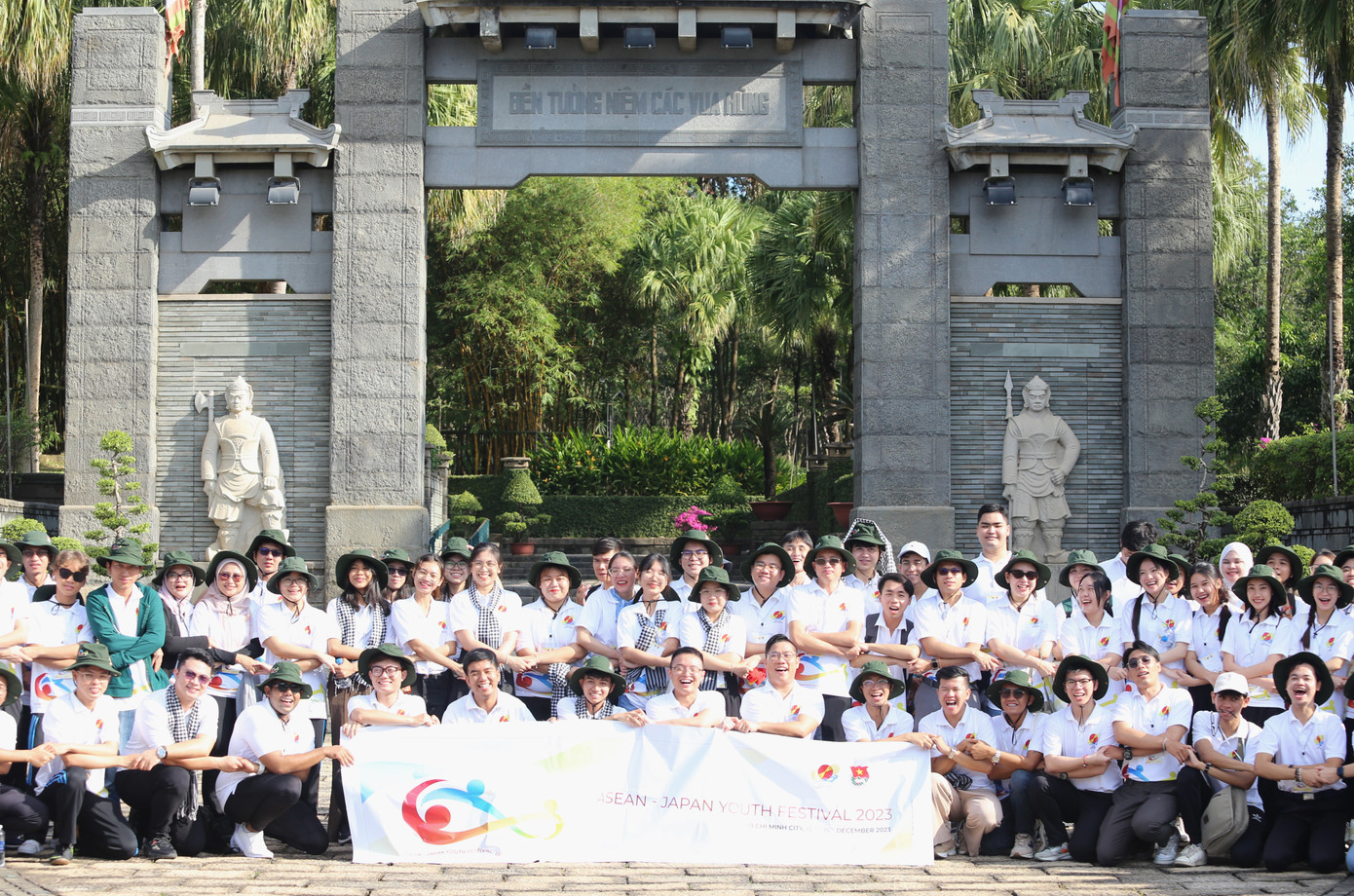 Tiếp đó, thanh niên đi tham quan, tìm hiểu tại Đền Tưởng niệm các Vua Hùng nằm trong khuôn viên Công viên Lịch sử - Văn hóa dân tộc.