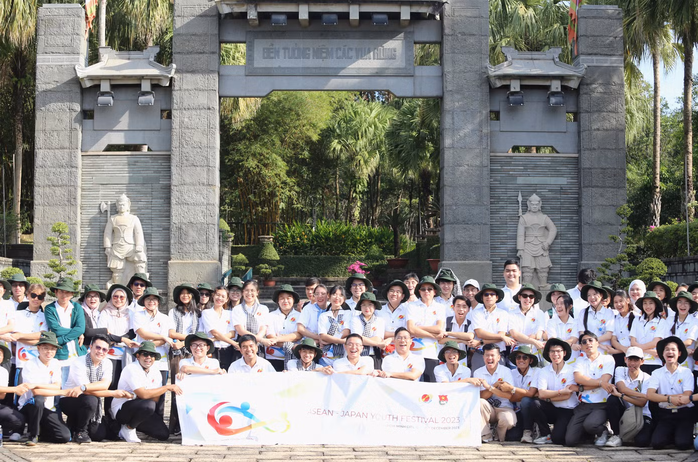 Tiếp đó, thanh niên đi tham quan, tìm hiểu tại Đền Tưởng niệm các Vua Hùng nằm trong khuôn viên Công viên Lịch sử - Văn hóa dân tộc.