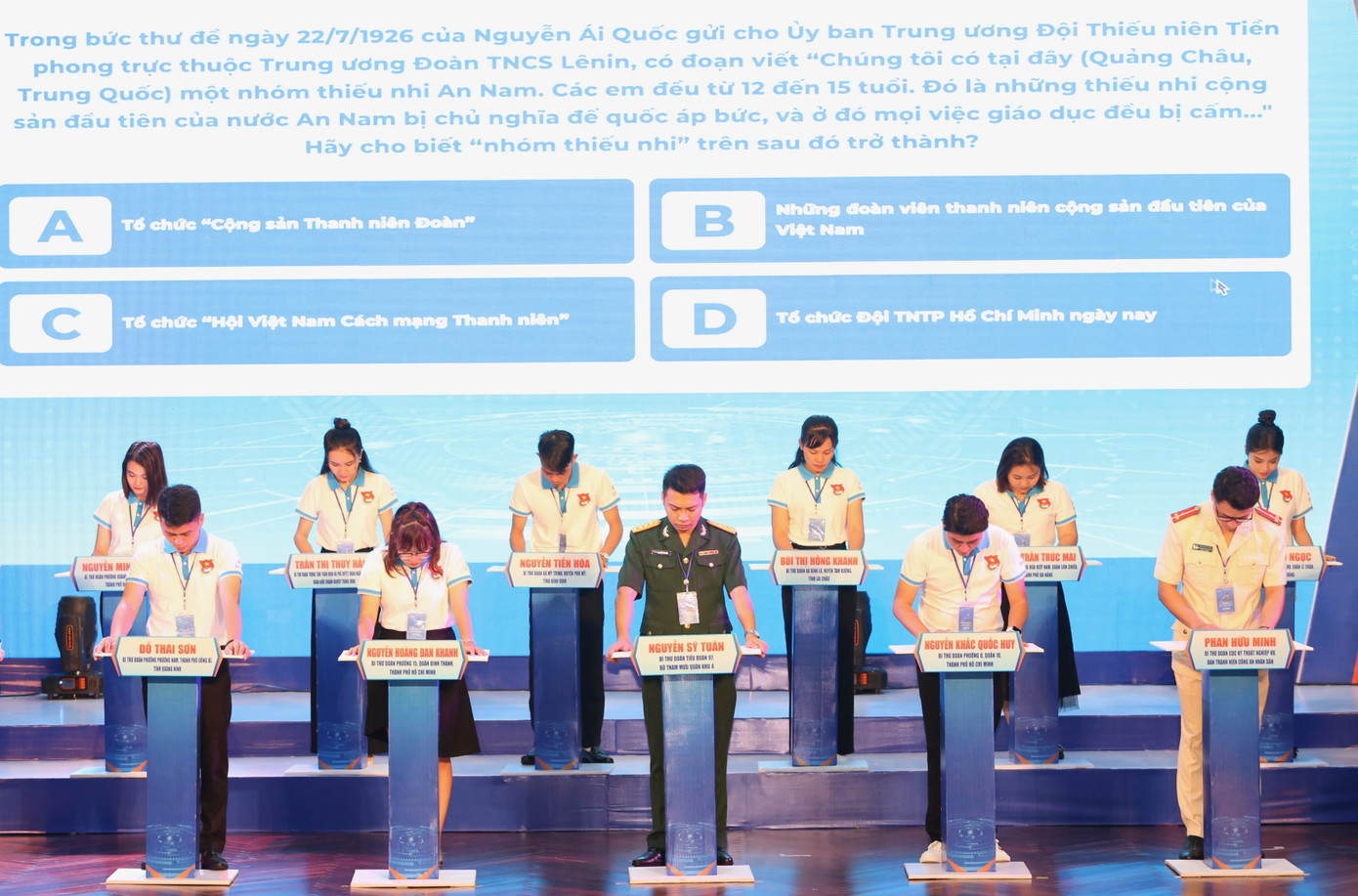 Các thí sinh tranh tài ở phần thi đầu "Thông thái". Các thí sinh tranh tài ở phần thi đầu "Thông thái".