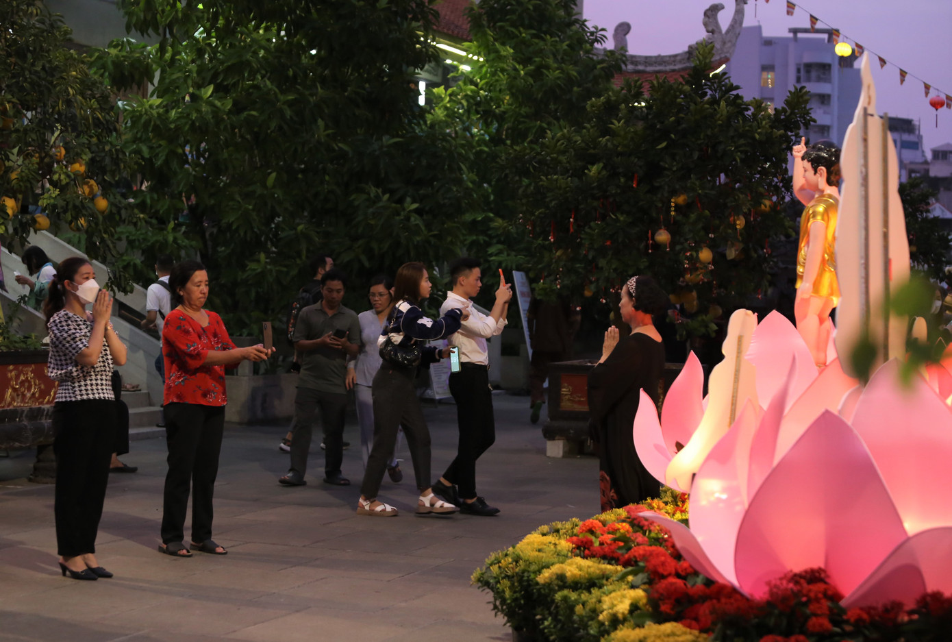 Nhiều phật tử, bạn trẻ thành kính chiêm bái và chụp ảnh lưu niệm tại không gian tôn kính này.