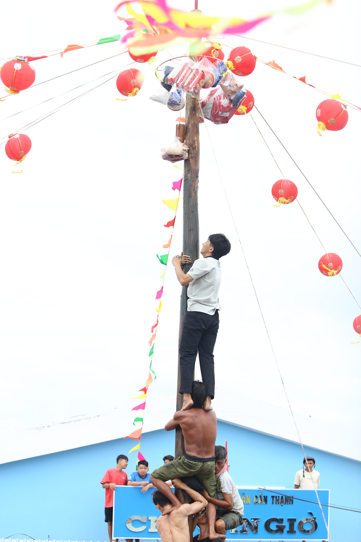 Tham gia trò chơi này, đòi hỏi mỗi người chơi không chỉ đảm bảo sức khỏe dẻo dai mà còn phải thể hiện tinh thần đồng đội và phối hợp ăn ý để trèo đến vị trí cao nhất. Do đó, các thành viên trong đội phải hỗ trợ nhau.