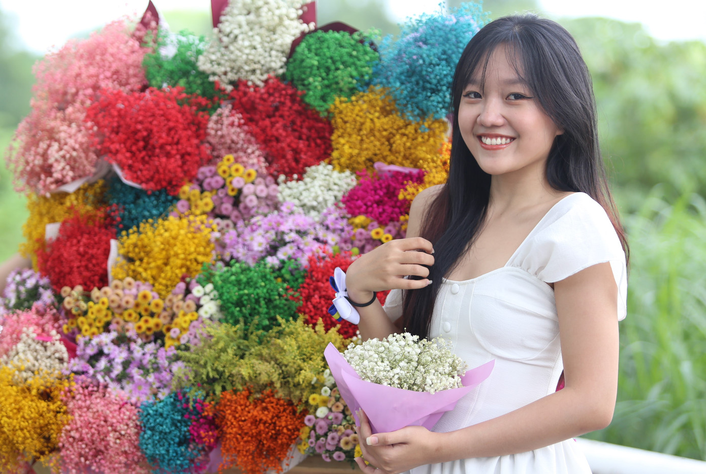 Ngày cuối tuần, Mỹ Tiên (sinh viên trường Đại học Công nghệ TPHCM) tranh thủ về nhà ở TP Dĩ An để thăm ba mẹ và sẵn tiện ghé nơi đây chụp ảnh với xe hoa.