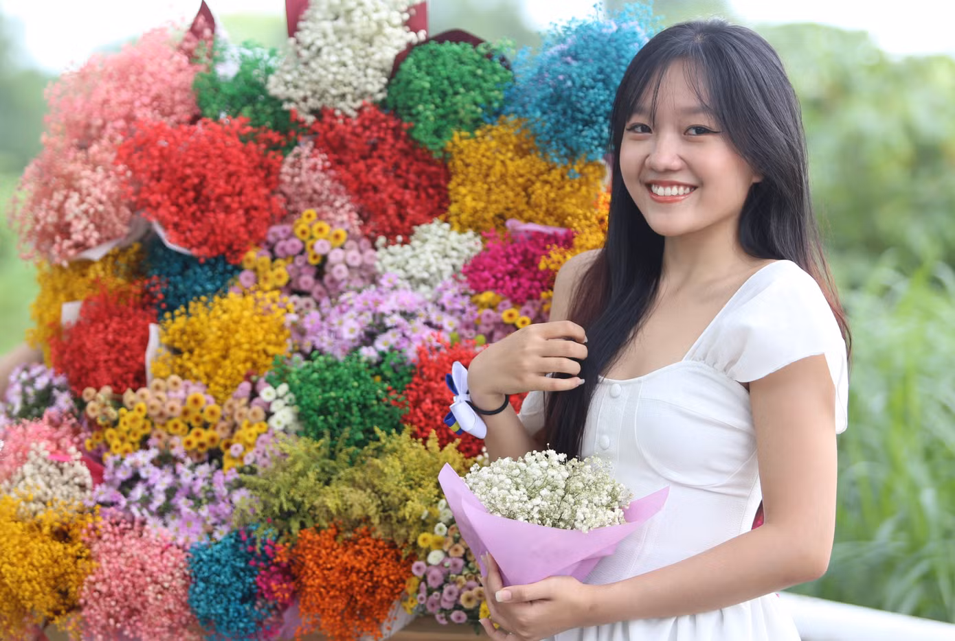 Ngày cuối tuần, Mỹ Tiên (sinh viên trường Đại học Công nghệ TPHCM) tranh thủ về nhà ở TP Dĩ An để thăm ba mẹ và sẵn tiện ghé nơi đây chụp ảnh với xe hoa.