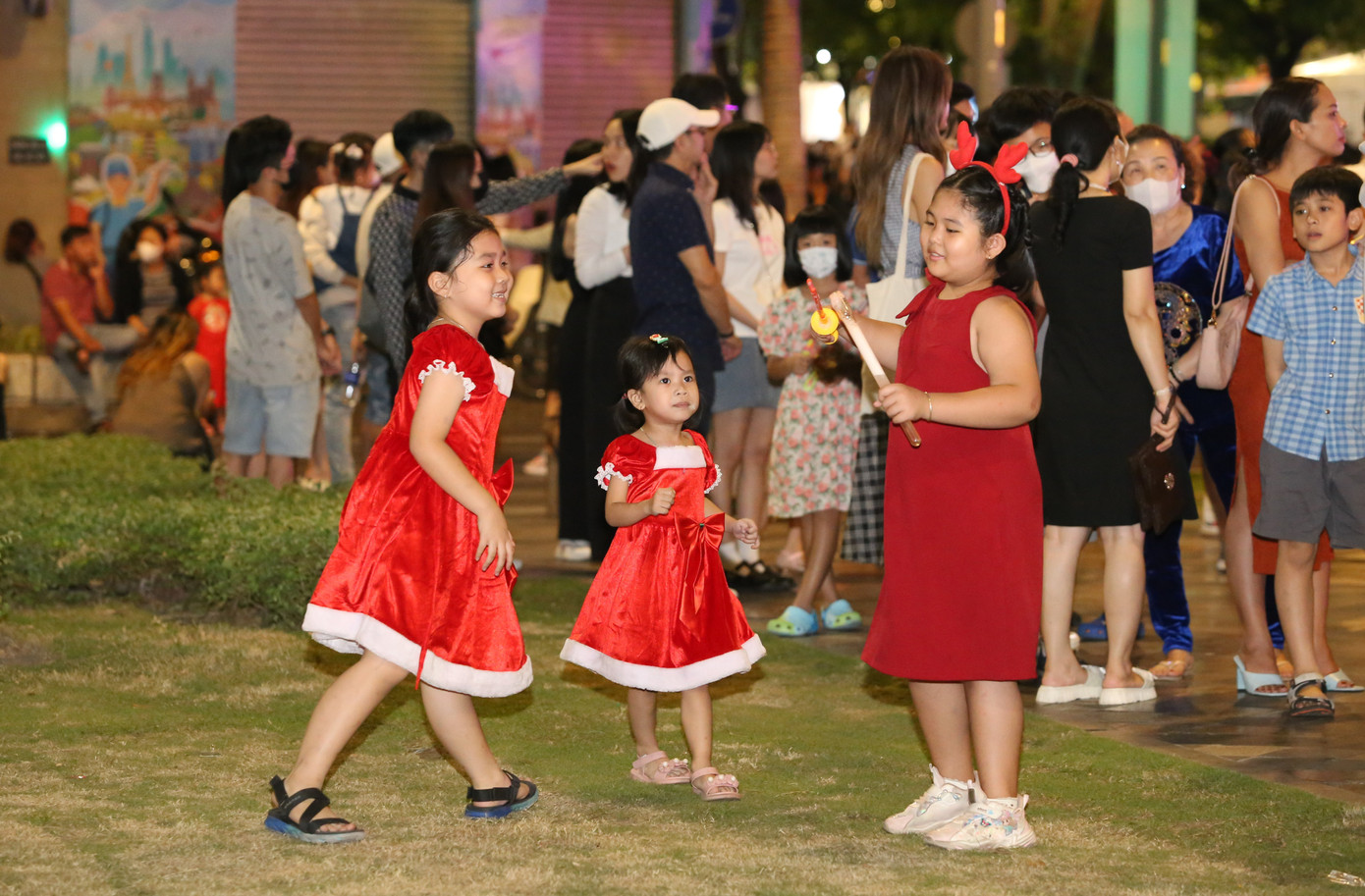 Các em nhỏ phấn khởi vui chơi bên công viên trước Nhà hát TPHCM. Các em nhỏ phấn khởi vui chơi bên công viên trước Nhà hát TPHCM.